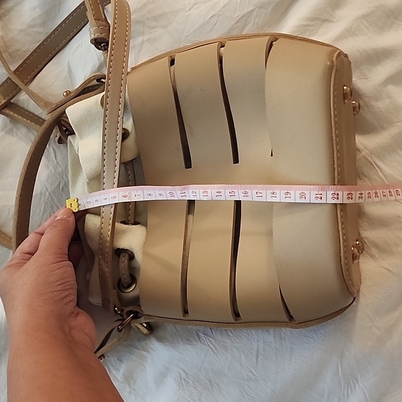 Small bucket bag no brand name in neutral colour - Picture 9 of 10